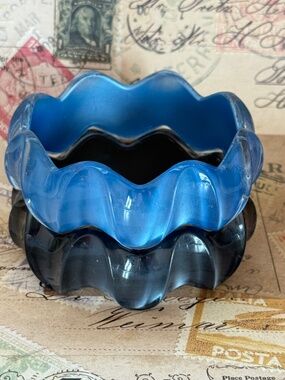 Pair of VINTAGE Wavy Plastic Bangle Bracelets Blues Retro Quirky (8)